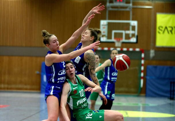 GSD zje123 1 Womens Basketball Bundesliga Flippo Baskets BG 74 GISA Lions SV Halle Göttingens Vasiliki Karambasta on the ball against Halles Darien Huff left and Klaudia Grudzien