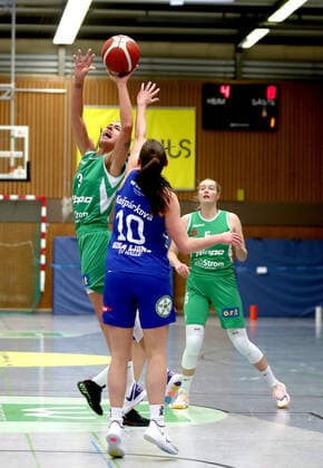 GSD zje123 1 Womens Basketball Bundesliga Flippo Baskets BG 74 GISA Lions SV Halle Göttingens Ivana Blazevic on the ball against Halles Barbora Kasprkova