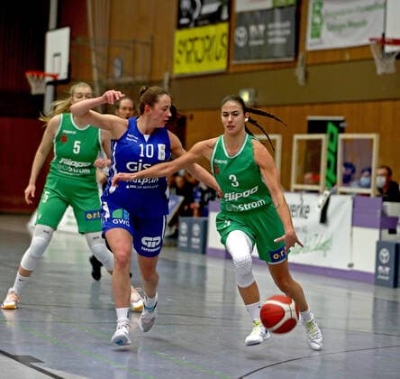 GSD zje123 1 Womens Basketball Bundesliga Flippo Baskets BG 74 GISA Lions SV Halle Göttingens Ivana Blazevic on the ball against Halles Barbora Kasprkova