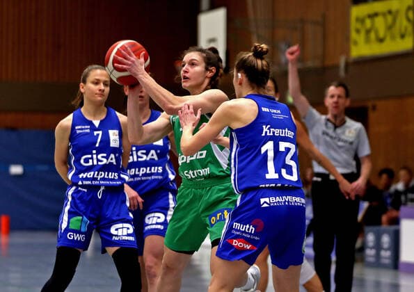 GSD zje123 1 Womens Basketball Bundesliga Flippo Baskets BG 74 GISA Lions SV Halle Göttingens Jennifer Crowder on the ball against Halles Laura Schinkel left and Charlotte Kreuter