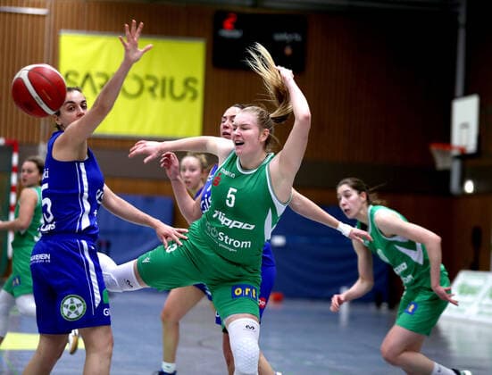 GSD zje123 1 Womens Basketball Bundesliga Flippo Baskets BG 74 GISA Lions SV Halle Göttingens Samantha Roscoe right against Halles Styliani Fouraki