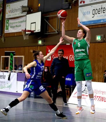 GSD zje123 1 Womens Basketball Bundesliga Flippo Baskets BG 74 GISA Lions SV Halle Göttingens Riley Lupfer on the ball against Halles Charlotte Kreuter