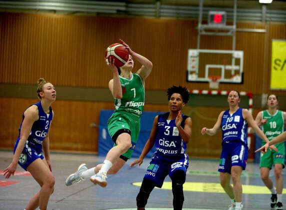 GSD zje123 1 Womens Basketball Bundesliga Flippo Baskets BG 74 GISA Lions SV Halle Göttingens Jennifer Crowder on the ball against Halles Darien Huff left and Deeshyra Thomas