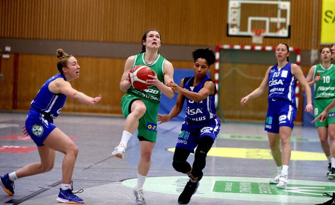 GSD zje123 1 Womens Basketball Bundesliga Flippo Baskets BG 74 GISA Lions SV Halle Göttingens Jennifer Crowder on the ball against Halles Darien Huff left and Deeshyra Thomas