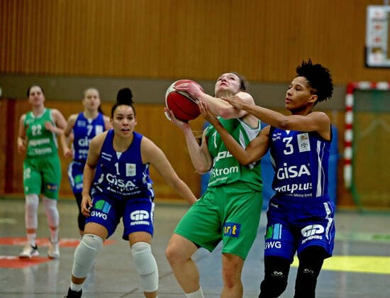 GSD zje123 1 Womens Basketball Bundesliga Flippo Baskets BG 74 GISA Lions SV Halle Goettingens Jennifer Crowder on the ball against Halles Candice White left and Deeshyra Thomas