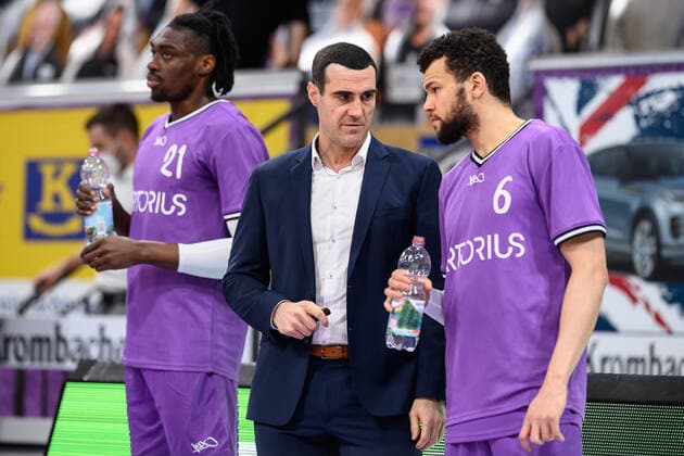 BG Göttingen ratiopharm Ulm 17 01 2021, Basketball Bundesliga easyCredit BBL, 2020 2021 season, Hauptrunde, 13 Spieltag, BG Göttingen ratiopharm Ulm Göttingen coach Roel Moors M talks to Göttingens Luke Nelson Göttingen Lower Saxony Germany.