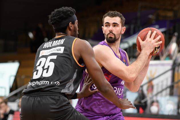 BG Göttingen ratiopharm Ulm 17 01 2021, Basketball Bundesliga easyCredit BBL, 2020 2021 season, Hauptrunde, 13 Spieltag, BG Göttingen ratiopharm Ulm Göttingens Harper Kamp r plays Ulms Aric Holman Göttingen Lower Saxony Germany.