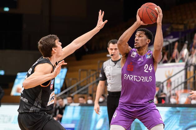 BG Göttingen ratiopharm Ulm 17 01 2021, Basketball Bundesliga easyCredit BBL, 2020 2021 season, Hauptrunde, 13 Spieltag, BG Göttingen ratiopharm Ulm Göttingens Aubrey Dawkins r plays against Ulms Christoph Philipps Göttingen Lower Saxony Germany.