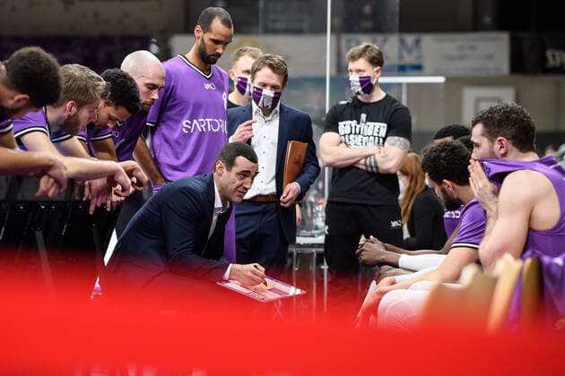 BG Göttingen ratiopharm Ulm 17 01 2021, Basketball Bundesliga easyCredit BBL, 2020 2021 season, Hauptrunde, 13 Spieltag, BG Göttingen ratiopharm Ulm Göttingen coach Roel Moors M talks to his players Göttingen Niedersachsen Germany