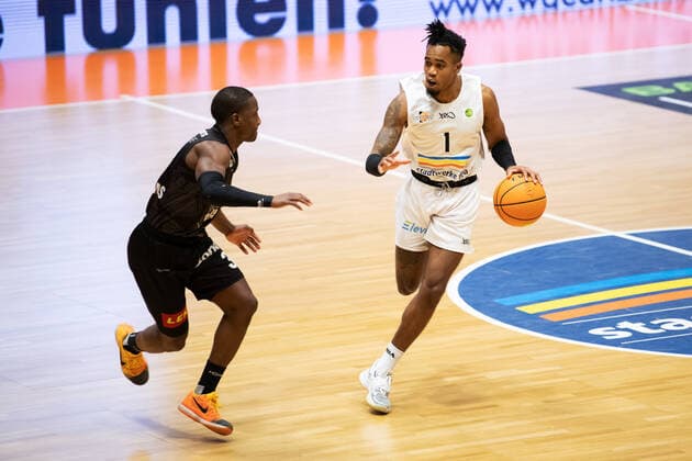BARMER 2 Basketball Bundesliga ProA Season 2020 2021 Matchday 16 on 17 1 2021 Science City Jena vs VfL Kirchheim Knights right Kasey Jamal Hill Jena on the ball Sparkassen Arena Jena