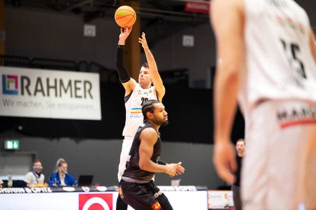 BARMER 2 Basketball Bundesliga ProA Saison 2020 2021 Spieltag 16 am 17 1 2021 Science City Jena vs VfL Kirchheim Knights Andrew David Smith Jena at the 3 point shot Sparkassen Arena Jena