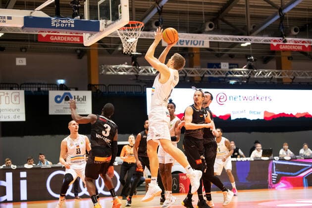 BARMER 2 Basketball Bundesliga ProA Season 2020 2021 Matchday 16 on 17 1 2021 Science City Jena vs VfL Kirchheim Knights middle Robin Carl Lodders Jena at the basket Sparkassen Arena Jena