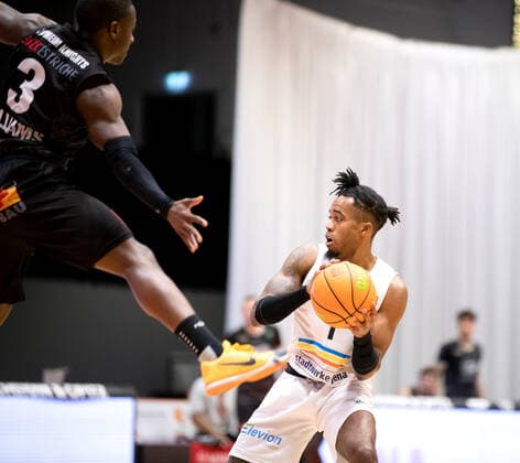 BARMER 2 Basketball Bundesliga ProA Saison 2020 2021 Spieltag 16 am 17 1 2021 Science City Jena vs VfL Kirchheim Knights right Kasey Jamal Hill Jena on the ball against Richard Lawrence Williams JR Kirchheim Sparkassen Arena Jena