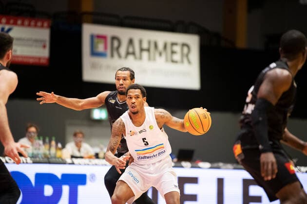 BARMER 2 Basketball Bundesliga ProA Saison 2020 2021 Spieltag 16 am 17 1 2021 Science City Jena vs VfL Kirchheim Knights Mitte Frederick Zamal Nixon Jena am Ball Sparkassen Arena Jena