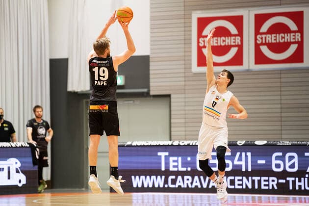 BARMER 2 Basketball Bundesliga ProA Saison 2020 2021 Spieltag 16 am 17 1 2021 Science City Jena vs VfL Kirchheim Knights v li Till Pape Kirchheim with the 3 point shot against Joschka Ferner Jena Sparkassen Arena Jena