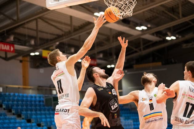 BARMER 2 Basketball Bundesliga ProA Season 2020 2021 Matchday 16 on 17 1 2021 Science City Jena vs VfL Kirchheim Knights center Andreas Kronhardt Kirchheim in the duel against f li Robin Carl Lodders, Julius Wolf, Joschka Ferner, all Jena Sparkassen Arena Jena