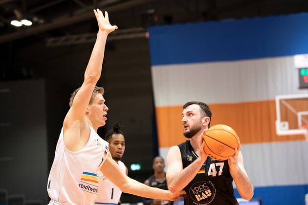 BARMER 2 Basketball Bundesliga ProA Season 2020 2021 Matchday 16 on 17 1 2021 Science City Jena vs VfL Kirchheim Knights v re Andreas Kronhardt Kirchheim in the duel with Robin Carl Lodders Jena Sparkassen Arena Jena.