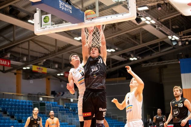 BARMER 2 Basketball Bundesliga ProA Season 2020 2021 Matchday 16 on 17 1 2021 Science City Jena vs VfL Kirchheim Knights center Maxwell John Mahoney Kirchheim dunking against Joschka Ferner Jena Sparkassen Arena Jena