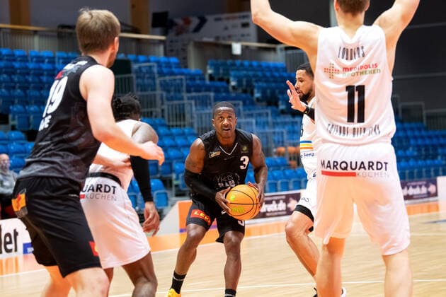 BARMER 2 Basketball Bundesliga ProA Saison 2020 2021 Spieltag 16 am 17 1 2021 Science City Jena vs VfL Kirchheim Knights center on the ball Richard Lawrence Williams JR Kirchheim vs right covered Marcus Darnell Tyus Jena Sparkassen Arena Jena