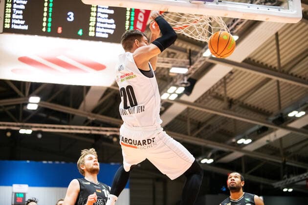 BARMER 2 Basketball Bundesliga ProA Saison 2020 2021 Spieltag 16 am 17 1 2021 Science City Jena vs VfL Kirchheim Knights center Andrew David Smith Jena with the dunk Sparkassen Arena Jena