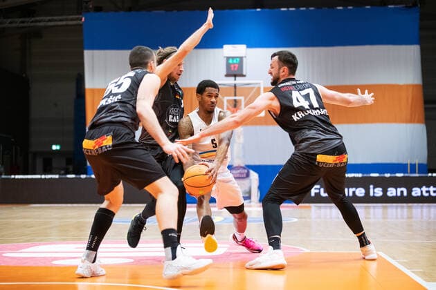 BARMER 2 Basketball Bundesliga ProA Saison 2020 2021 Spieltag 16 am 17 1 2021 Science City Jena vs VfL Kirchheim Knights center Frederick Zamal Nixon Jena against three opponents from Kirchheim Sparkassen Arena Jena
