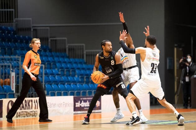 BARMER 2 Basketball Bundesliga ProA Saison 2020 2021 Spieltag 16 am 17 1 2021 Science City Jena vs VfL Kirchheim Knights On the ball Kyle Mitchel Leufroy Kirchheim vs Kasey Jamal Hill Jena, obscured and Marcus Darnell Tyus Jena Sparkassen Arena Jena