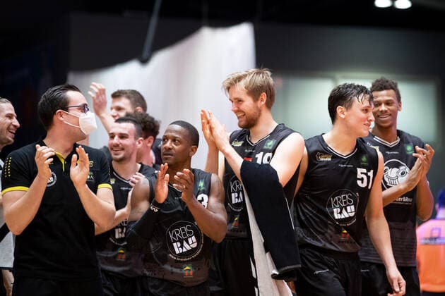 BARMER 2 Basketball Bundesliga ProA Saison 2020 2021 Spieltag 16 am 17 1 2021 Science City Jena vs VfL Kirchheim Knights Joy among the players of Kirchheim, after the victory in Jena Sparkassen Arena Jena