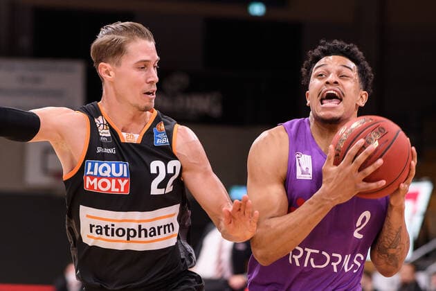 BG Göttingen ratiopharm Ulm 17 01 2021, Basketball Bundesliga easyCredit BBL, 2020 2021 season, Hauptrunde, 13 Spieltag, BG Göttingen ratiopharm Ulm Göttingens Nelson Weidemann r plays against Ulms Thomas Klepeisz Göttingen Lower Saxony Germany.
