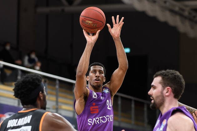 BG Göttingen ratiopharm Ulm 17 01 2021, Basketball Bundesliga easyCredit BBL, 2020 2021 season, Hauptrunde, 13 Spieltag, BG Göttingen ratiopharm Ulm Göttingens Aubrey Dawkins takes a shot at the basket Göttingen Lower Saxony Germany