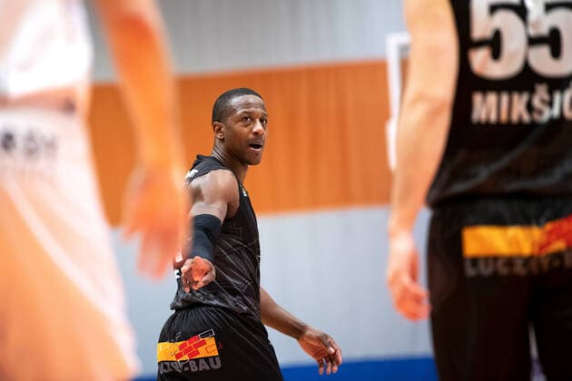 BARMER 2 Basketball Bundesliga ProA Saison 2020 2021 Spieltag 16 am 17 1 2021 Science City Jena vs VfL Kirchheim Knights center Richard Lawrence Williams JR Kirchheim with instructions to his teammate Karlo Miksic Kirchheim Sparkassen Arena Jena