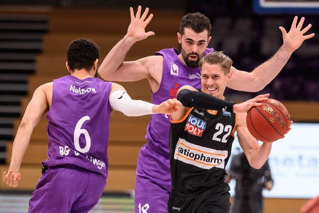 BG Göttingen ratiopharm Ulm 17 01 2021, Basketball Bundesliga easyCredit BBL, 2020 2021 season, Hauptrunde, 13 Spieltag, BG Göttingen ratiopharm Ulms Thomas Klepeisz r plays against Göttingens Harper Kamp M and Göttingens Luke Nelson Göttingen Lower Saxony Germany.