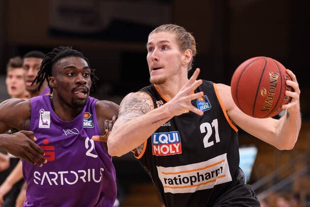 BG Göttingen ratiopharm Ulm 17 01 2021, Basketball Bundesliga easyCredit BBL, 2020 2021 season, Hauptrunde, 13 Spieltag, BG Göttingen ratiopharm Ulms Dylan Osetkowski r plays against Göttingens Tai Odiase Göttingen Lower Saxony Germany.