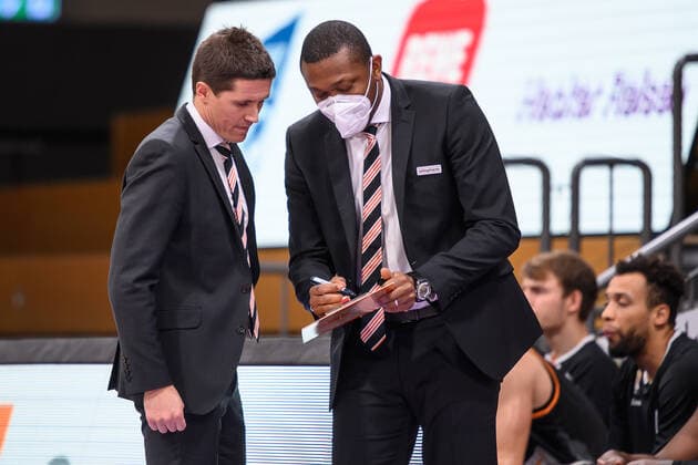 BG Göttingen ratiopharm Ulm 17 01 2021, Basketball Bundesliga easyCredit BBL, season 2020 2021, main round, 13 matchday, BG Göttingen ratiopharm Ulms co-coach Tyron McCoy r and coach Jaka Lakovic talk to each other Göttingen Lower Saxony Germany