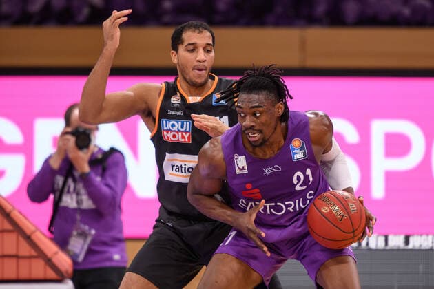 BG Göttingen ratiopharm Ulm 17 01 2021, Basketball Bundesliga easyCredit BBL, 2020 2021 season, Hauptrunde, 13 Spieltag, BG Göttingen ratiopharm Ulm Göttingens Tai Odiase r plays Ulms Isaiah Wilkins Göttingen Lower Saxony Germany.