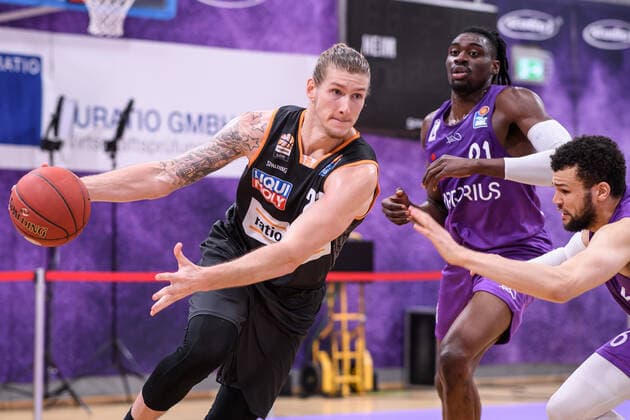 BG Göttingen ratiopharm Ulm 17 01 2021, Basketball Bundesliga easyCredit BBL, 2020 2021 season, Hauptrunde, 13 Spieltag, BG Göttingen ratiopharm Ulms Dylan Osetkowski l plays against Göttingens Tai Odiase M and Göttingens Luke Nelson Göttingen Lower Saxony Germany.