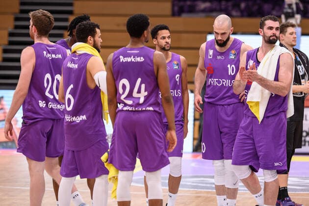 BG Göttingen ratiopharm Ulm 17 01 2021, Basketball Bundesliga easyCredit BBL, 2020 2021 season, main round, matchday 13, BG Göttingen ratiopharm Ulm Göttingens players stand on the court after the end of the game Göttingen Lower Saxony Germany