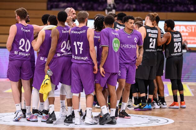BG Göttingen ratiopharm Ulm 17 01 2021, Basketball Bundesliga easyCredit BBL, 2020 2021 season, main round, matchday 13, BG Göttingen ratiopharm Ulm Göttingens players stand on the court after the end of the game Göttingen Lower Saxony Germany