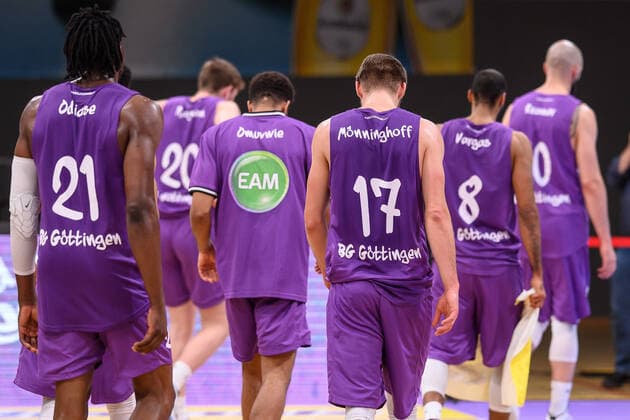 BG Göttingen ratiopharm Ulm 17 01 2021, Basketball Bundesliga easyCredit BBL, 2020 2021 season, main round, matchday 13, BG Göttingen ratiopharm Ulm Göttingens players walk off the court after the end of the game Göttingen Lower Saxony Germany