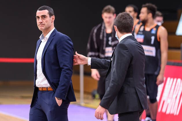 BG Göttingen ratiopharm Ulm 17 01 2021, Basketball Bundesliga easyCredit BBL, 2020 2021 season, Hauptrunde, 13 Spieltag, BG Göttingen ratiopharm Ulm Göttingen coach Roel Moors l and Göttingens co-coach Thomas Crab stand on the field after the game Göttingen Lower Saxony Germany