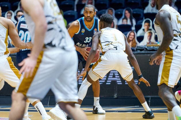 Jayson Granger Nr 33 Alba Berlin vs Bazoumana Kone Nr 1 Basketball Loewen Braunschweig Basketball Loewen Braunschweig Alba Berlin Basketball Loewen Braunschweig Alba Berlin, Basketball, BBL, season 2020 2021, 17 01 2021 Braunschweig. Copyright: xEibner-Pressefotox EP_DRT