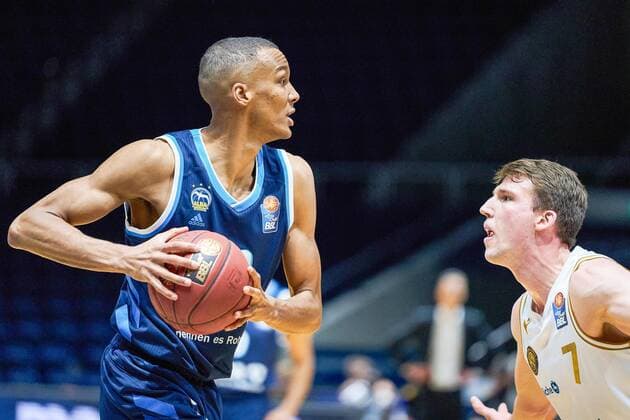 Louis Olinde Nr 19 Alba Berlin vs Lukas Meisner Nr 7 Basketball Loewen Braunschweig Basketball Loewen Braunschweig Alba Berlin Basketball Loewen Braunschweig Alba Berlin, Basketball, BBL, season 2020 2021, 17 01 2021 Braunschweig. Copyright: xEibner-Pressefotox EP_DRT
