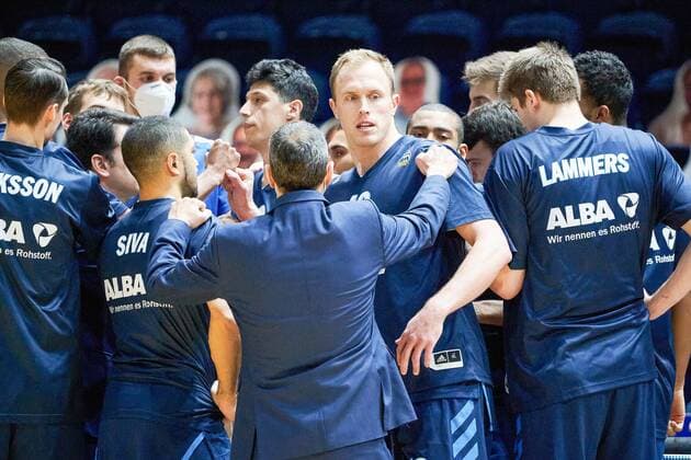Meeting of the Berliners before the start of the game Basketball Loewen Braunschweig Alba Berlin Basketball Loewen Braunschweig Alba Berlin, basketball, BBL, season 2020 2021, 17 01 2021 Braunschweig. Copyright: xEibner-Pressefotox EP_DRT