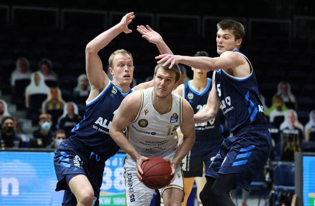 Löwen Braunschweig vs Berlin, BBL Braunschweig, 17 01 2021, BASKETBALL easyCredit BBL Basketball Bundesliga, Löwen Braunschweig vs Alba Berlin, Season 2020 21 Luke Sikma Alba Berlin , Martin Peterka Löwen Braunschweig , Ben Lammers Alba Berlin Braunschweig