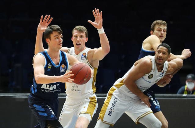 Löwen Braunschweig vs Berlin, BBL Braunschweig, 17 01 2021, BASKETBALL easyCredit BBL Basketball Bundesliga, Löwen Braunschweig vs Alba Berlin, Season 2020 21 Jonas Mattisseck Alba Berlin , Lukas Meisner Löwen Braunschweig , Karim Jallow Löwen Braunschweig Braunschweig