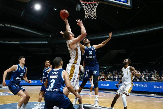 17 01 2021, xtgx, basketball, easyCredit BBL, Basketball Loewen Braunschweig ALBA Berlin emspor, v l Martin Peterka Braunschweig, 15 , Johannes Thiemann Berlin, 32 Zweikampf Braunschweig