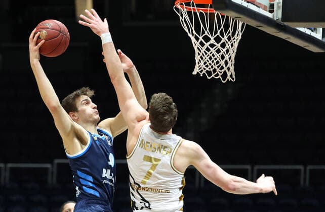 Löwen Braunschweig vs Berlin, BBL Braunschweig, 17 01 2021, BASKETBALL easyCredit BBL Basketball Bundesliga, Löwen Braunschweig vs Alba Berlin, season 2020 21 Simone Fontecchio Alba Berlin , Lukas Meisner Löwen Braunschweig Braunschweig