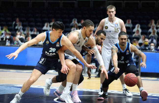 Löwen Braunschweig vs Berlin, BBL Braunschweig, 17 01 2021, BASKETBALL easyCredit BBL Basketball Bundesliga, Löwen Braunschweig vs Alba Berlin, Season 2020 21 Simone Fontecchio Alba Berlin , Gavin Schilling Löwen Braunschweig , Peyton Siva Alba Berlin Braunschweig