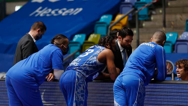 Germany, Frankfurt am Main, Fraport Arena, 17 01 2021, emspor, emonline, despor, deonline, FRAPORT SKYLINERS s Oliver Wuerzburg, basketball, BBL picture time out with head coach Sebastian Gleim Fraport Skyliners , Copyright: HMBxMedia xHeikoxBecker