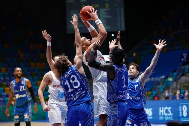Germany, Frankfurt am Main, Fraport Arena, 17 01 2021, emspor, emonline, despor, deonline, FRAPORT SKYLINERS s Oliver Wuerzburg, Basketball, BBL Bild Bedraengt, f li Joe Rahon Fraport Skyliners , Brekkott Chapman s Oliver Wuerzburg , Matt Mobley Fraport Skyliners and Konstantin Konga Fraport Skyliners , Copyright: HMBxMedia xHeikoxBecker