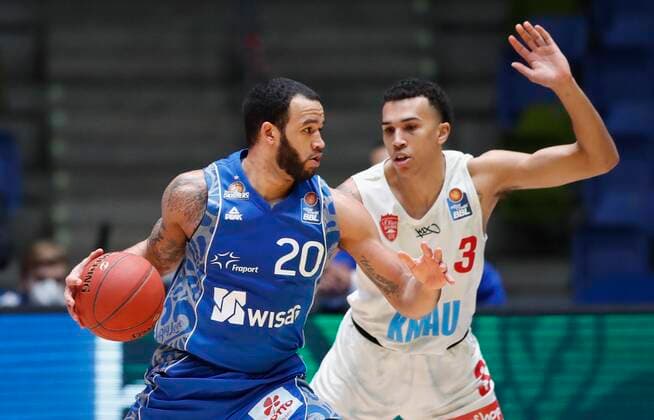 Germany, Frankfurt am Main, Fraport Arena, 17 01 2021, emspor, emonline, despor, deonline, FRAPORT SKYLINERS s Oliver Wuerzburg, Basketball, BBL picture v li Rasheed Moore Fraport Skyliners and Tyson Ward s Oliver Wuerzburg , Copyright: HMBxMedia xHeikoxBecker